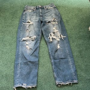 American Eagle women’s distressed curvy mom jeans size 6 regular